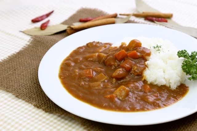 家事ヤロウ》和田明日香さんお気に入り「横濱舶来亭カレーフレーク」通販・お取り寄せ情報 | Daily Cookbook