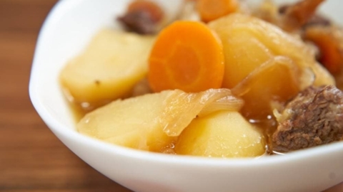 にくじゃがページ キューピー3分クッキング》田口成子「新じゃが肉じゃが」2022年5月23日